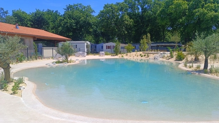 Place du pro- PISCINE LAGON COLLECTIVE XXL EN PIERRE RECONSTITUÉE