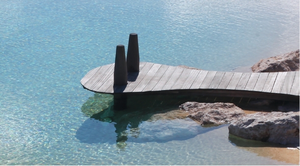 petit pont au bord de l'eau